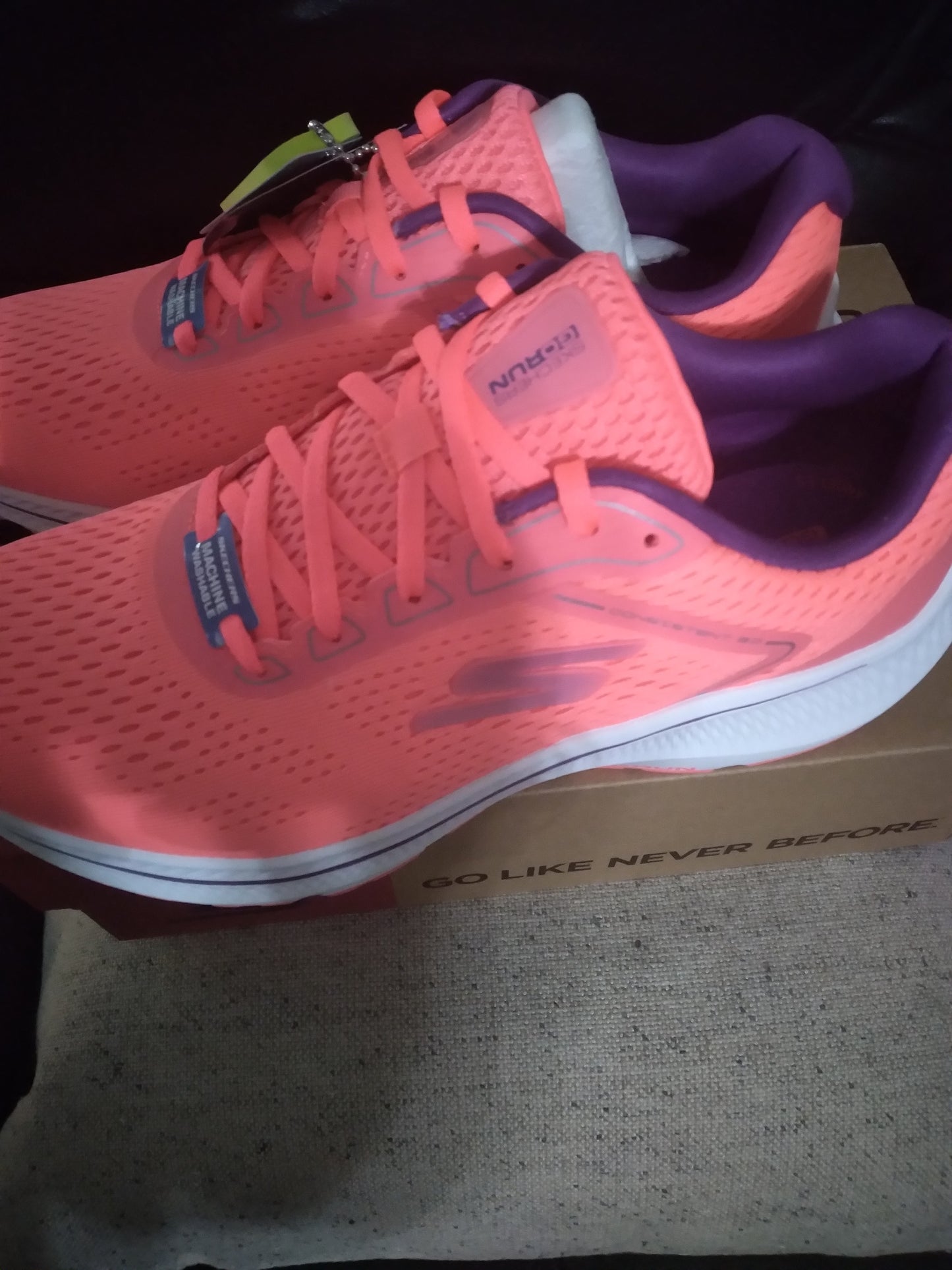 SKECHERS